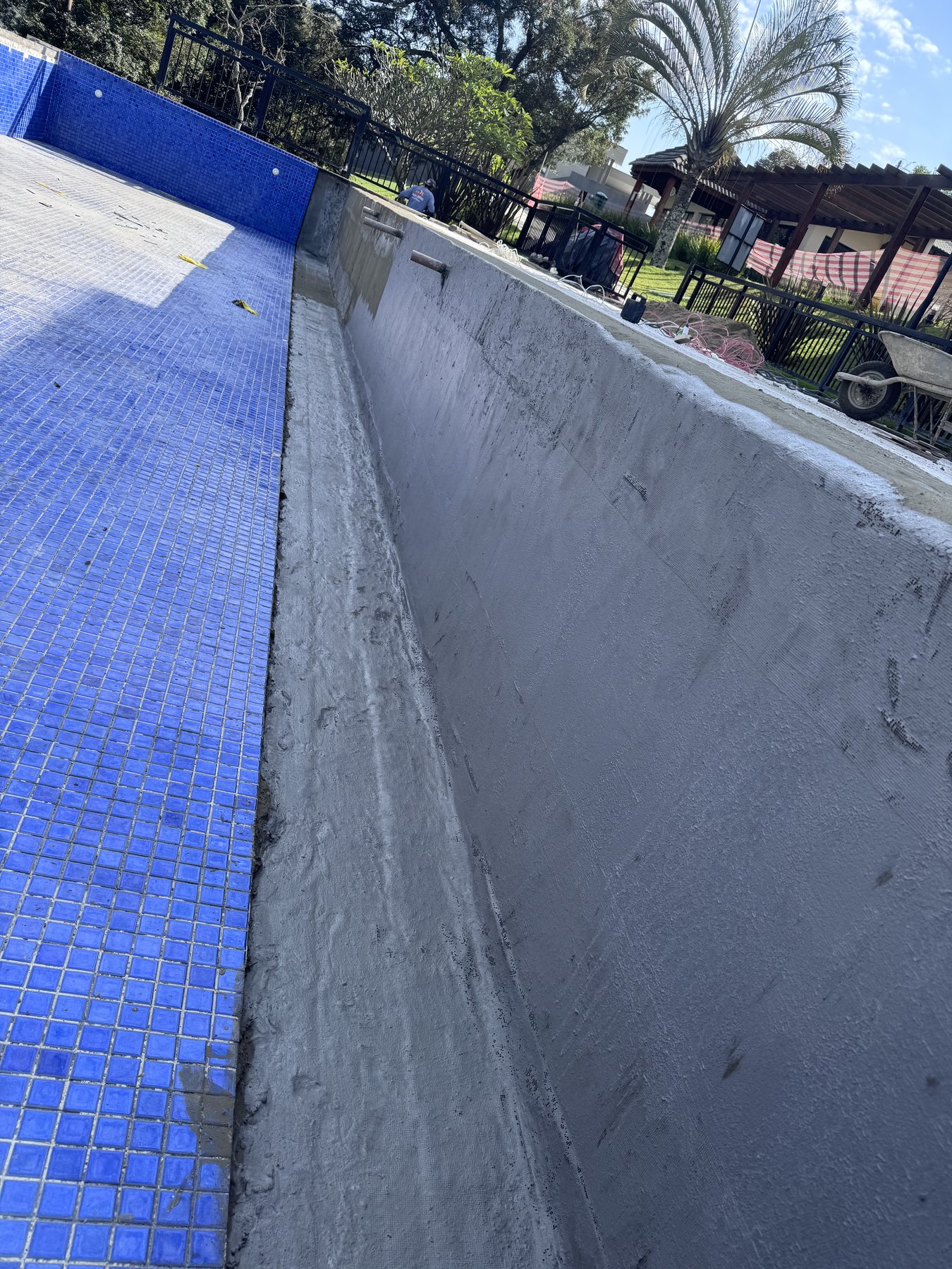 Parede lateral da piscina durante a recuperação estrutural