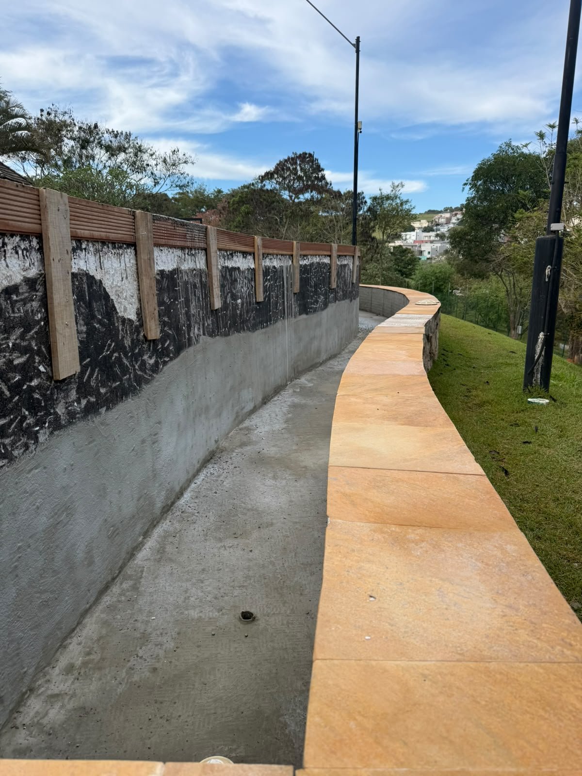 Recomposição da face externa da estrutura curva da piscina