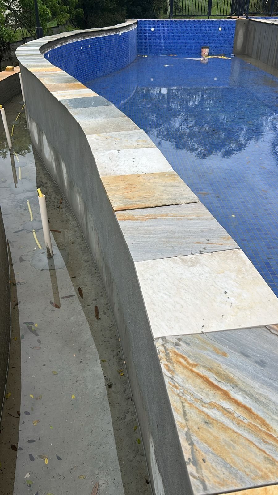 Borda e parede externa da piscina após recomposição